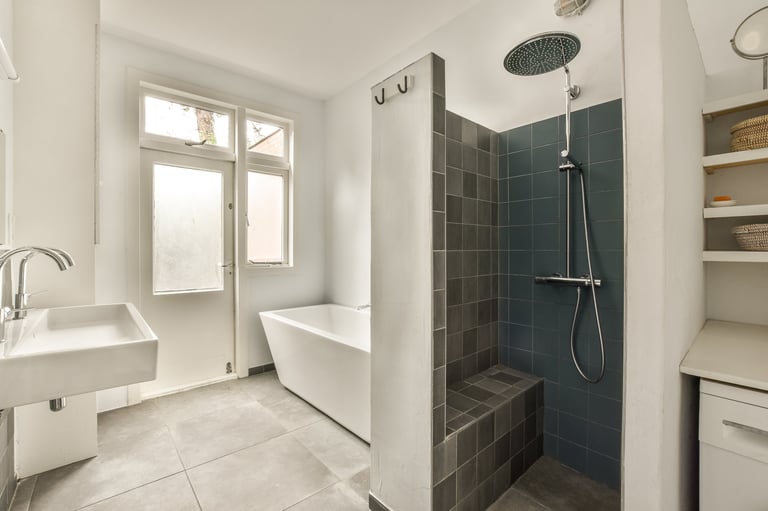 Moderne badkamer met wastafel douche en badkuip