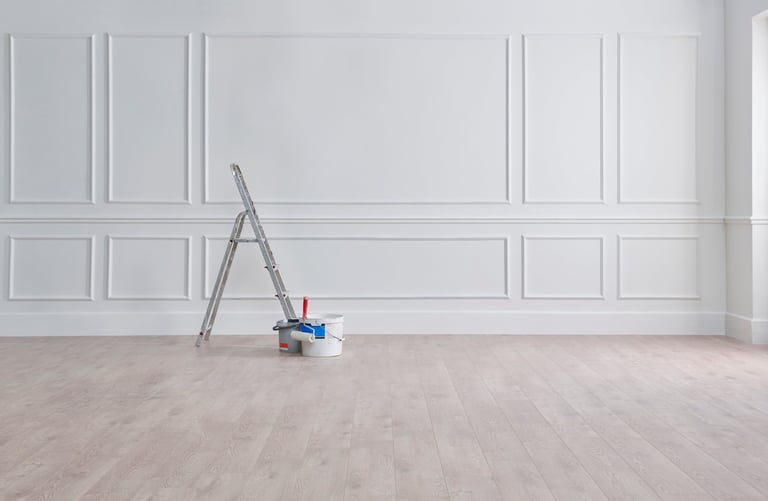Witte klassieke muur met trap verf en kwast binnenschilderwerk