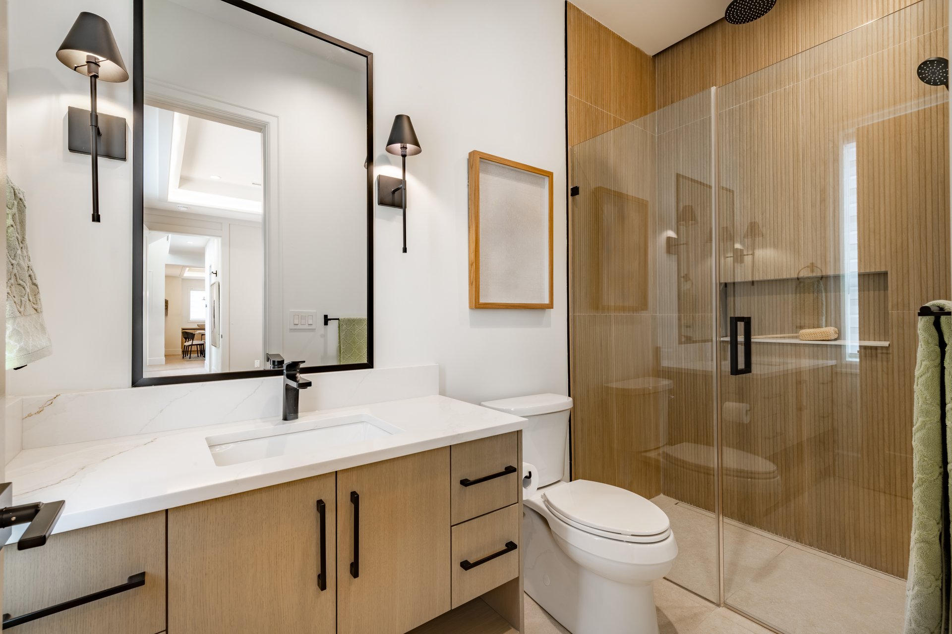 Moderne badkamer met strakke tegels